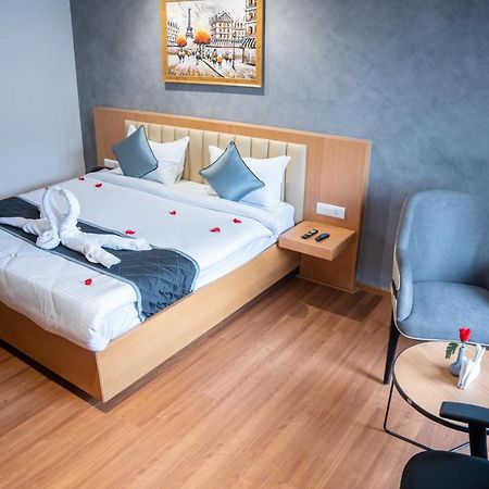 Hotel Tulips Grand Haiderabad Buitenkant foto