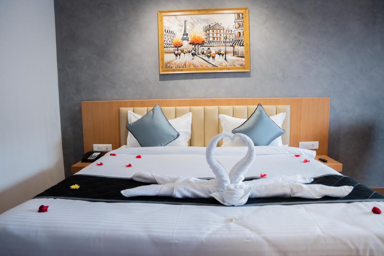 Hotel Tulips Grand Haiderabad Buitenkant foto