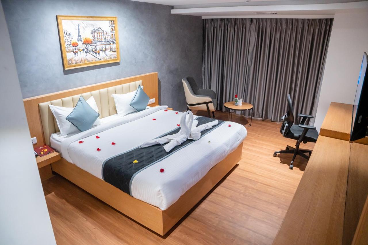 Hotel Tulips Grand Haiderabad Buitenkant foto