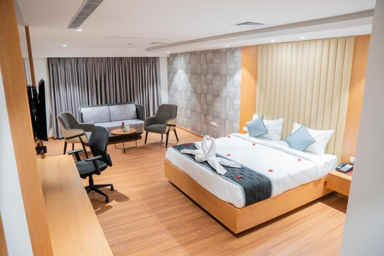 Hotel Tulips Grand Haiderabad Buitenkant foto