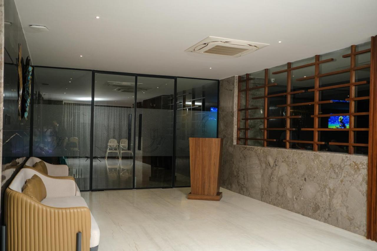 Hotel Tulips Grand Haiderabad Buitenkant foto