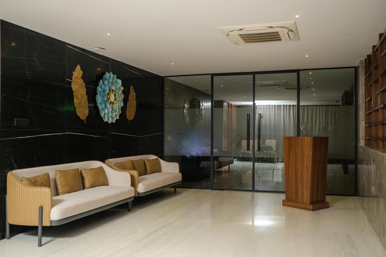 Hotel Tulips Grand Haiderabad Buitenkant foto