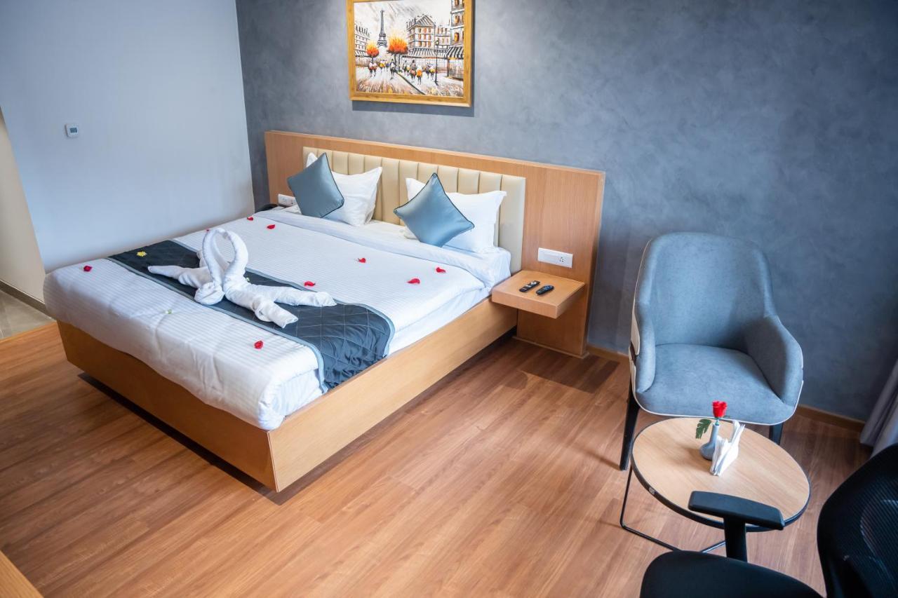 Hotel Tulips Grand Haiderabad Buitenkant foto