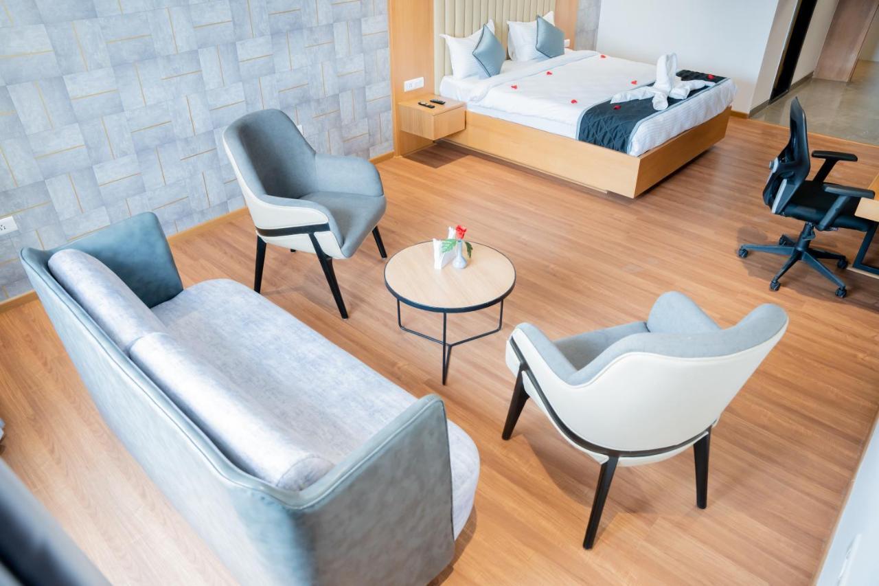 Hotel Tulips Grand Haiderabad Buitenkant foto