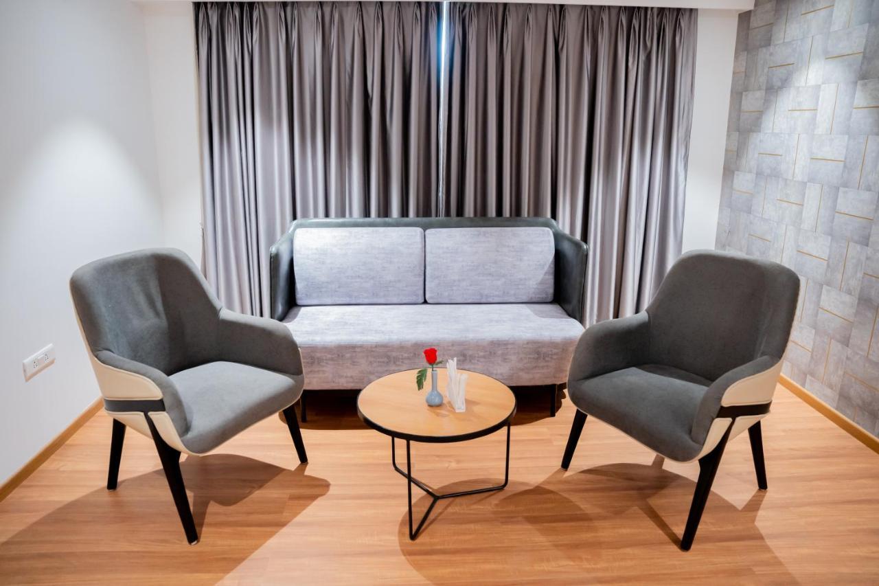 Hotel Tulips Grand Haiderabad Buitenkant foto