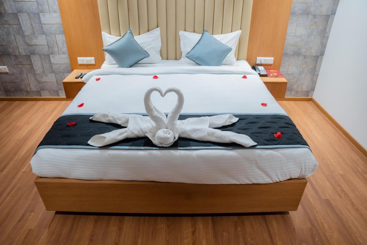 Hotel Tulips Grand Haiderabad Buitenkant foto