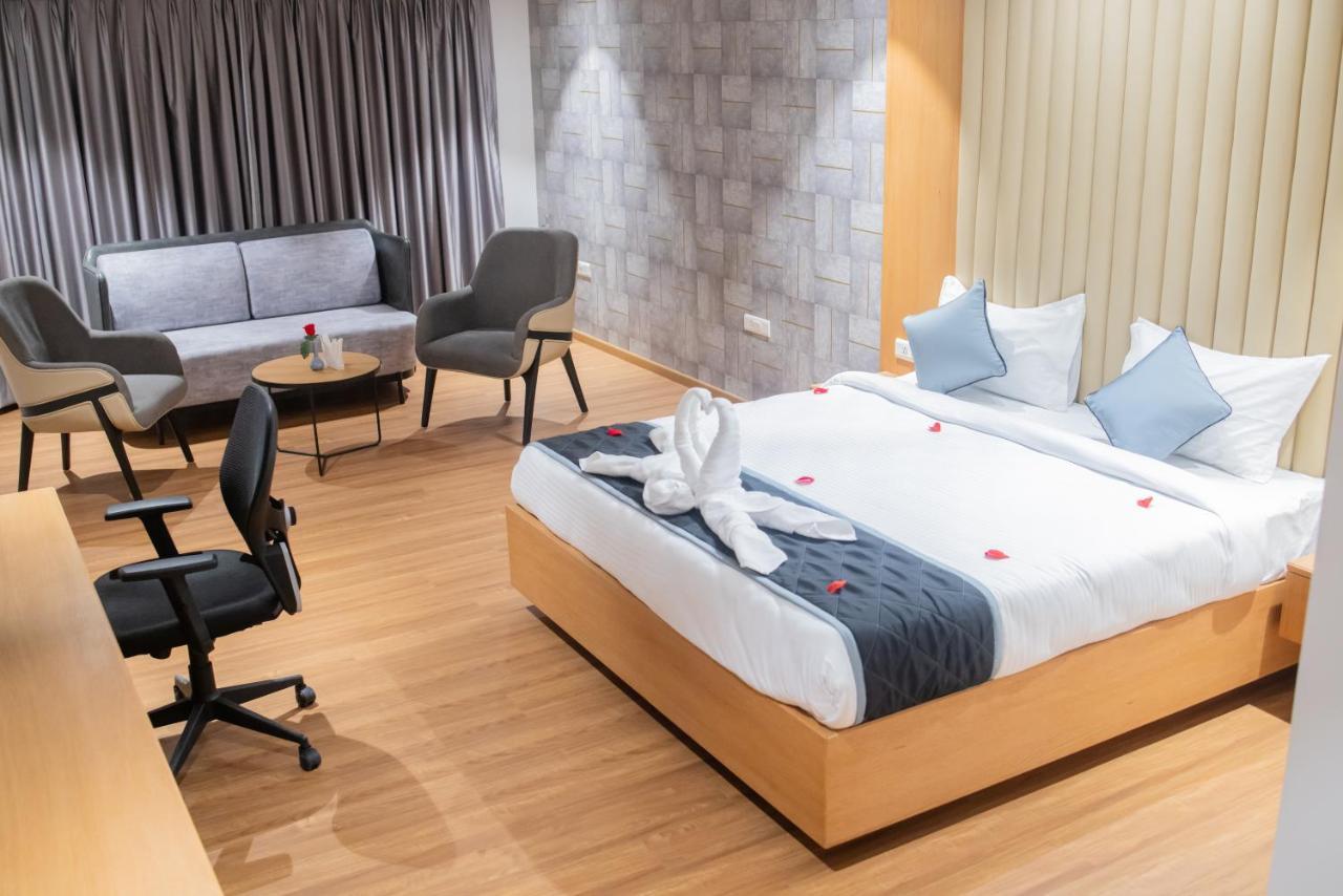 Hotel Tulips Grand Haiderabad Buitenkant foto