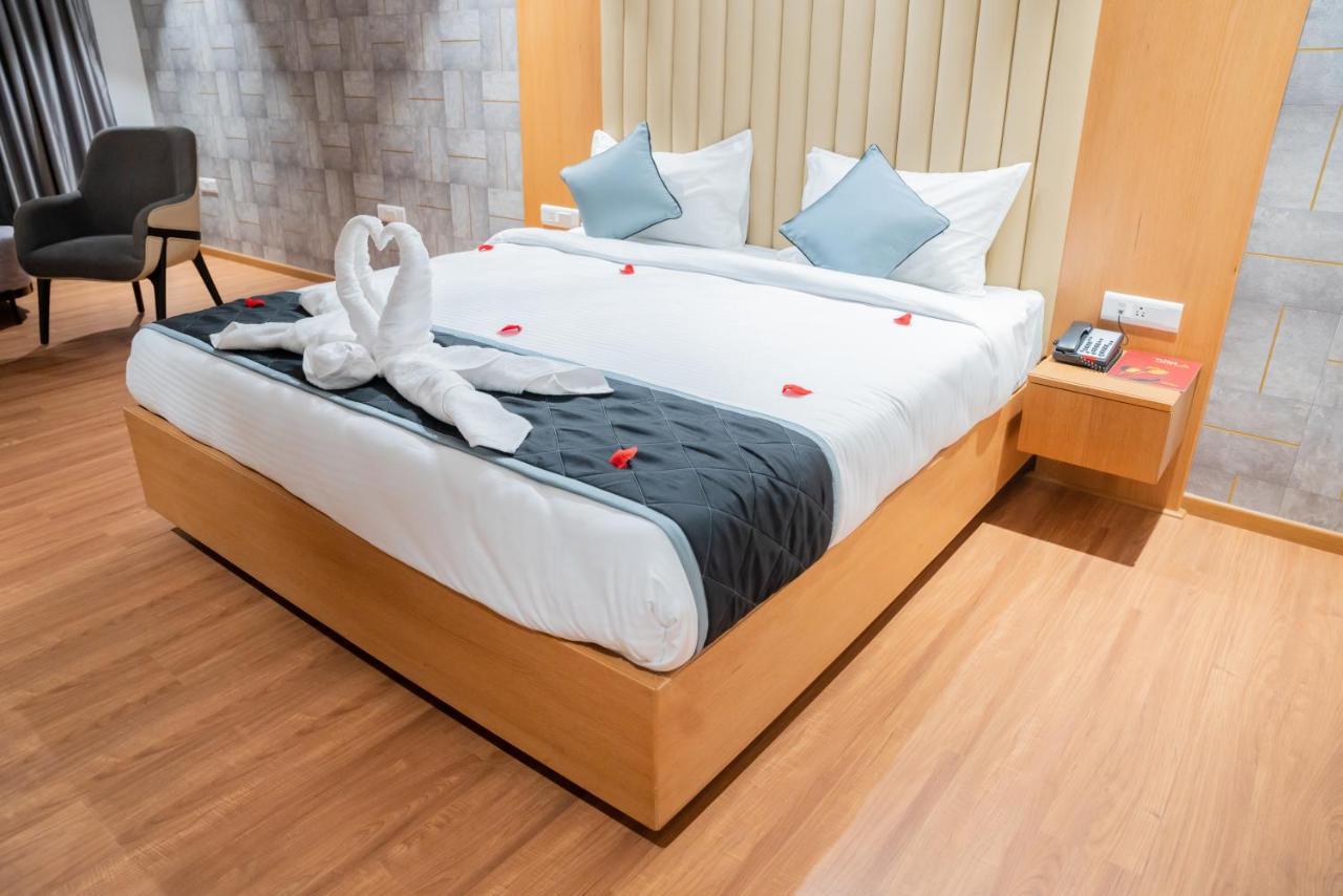 Hotel Tulips Grand Haiderabad Buitenkant foto